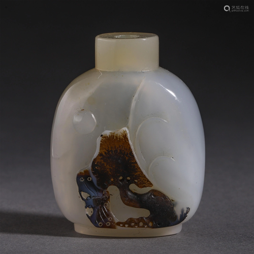 AN AGATE CARVED BUTTERFLY SNUFF BOTTLE