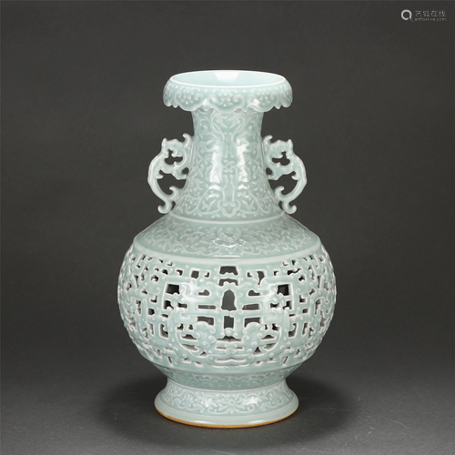 A PEA GREEN GLAZE HOLLOW-OUT PORCELAIN VASE