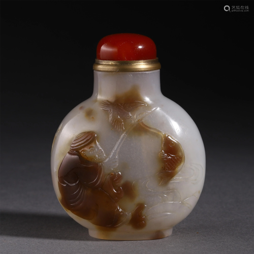 AN AGATE CARVED FIGURE STORY SNUFF BOTTLE