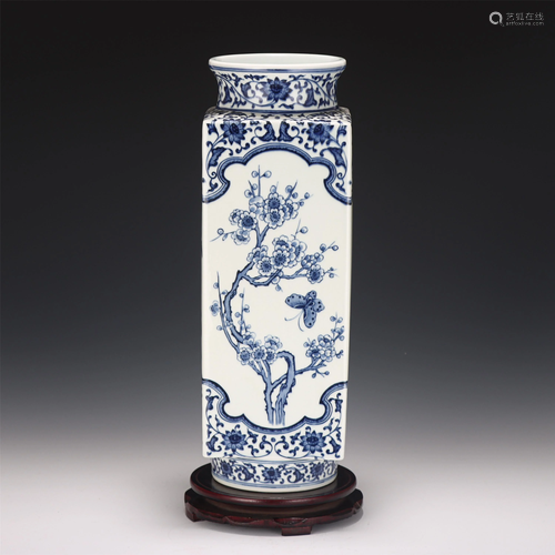 A BLUE AND WHITE FLORAL SQUARE VASE