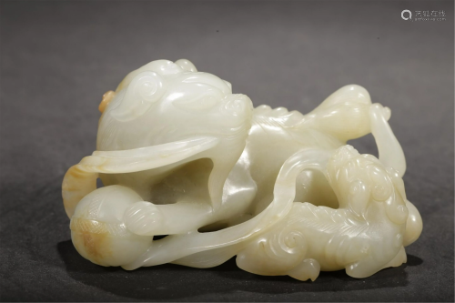 A WHITE JADE CARVED LIONS DECORATION