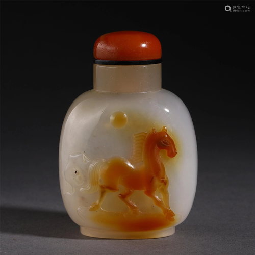 AN AGATE CARVED HORSE SNUFF BOTTLE