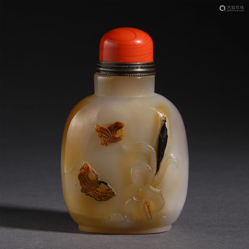 AN AGATE CARVED BUTTERFLIES SNUFF BOTTLE