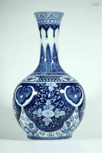 A BLUE AND WHITE FLORAL VASE