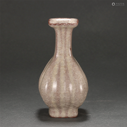 A GUAN TYPE GLAZE PORCELAIN VASE