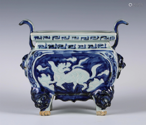 A BLUE AND WHITE FOUR-FOOTED CENSER