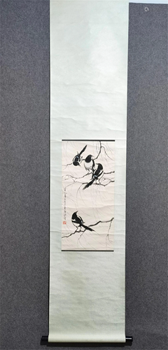 A CHINESE PAINTING OF MAGPIES ON WILLOW TREE