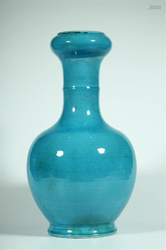 A SKY BLUE GLAZE GARLIC HEAD VASE