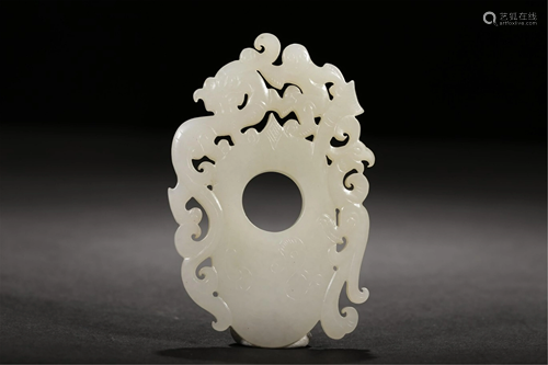 A WHITE JADE CARVED CHI-DRAGONS PENDANT