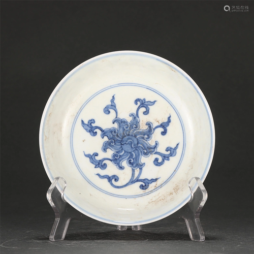 A BLUE AND WHITE FLORAL PORCELAIN PLATE