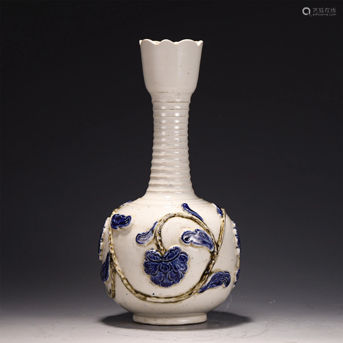 A WHITE GLAZE BLUE FLORAL VASE