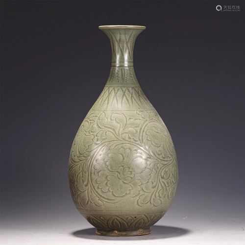 A LONGQUAN TYPE INCISED PORCELAIN VASE