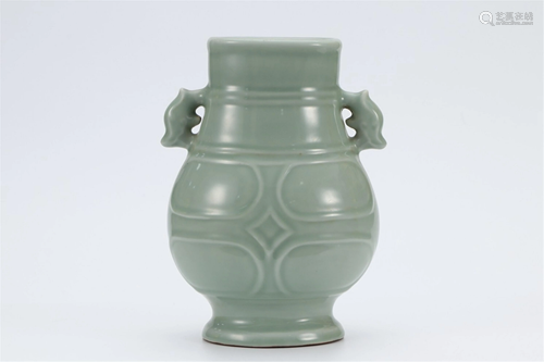 A LONGQUAN TYPE GLAZE DOUBLE-HANDLED VASE