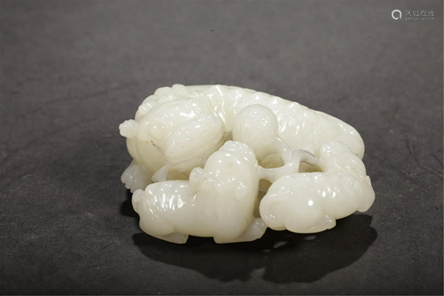 A WHITE JADE CARVED LIONS DECORATION