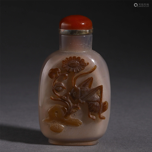 AN AGATE CARVED INSECT SNUFF BOTTLE