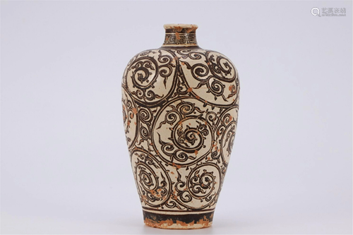 A CIZHOU TYPE GLAZED PORCELAIN VASE