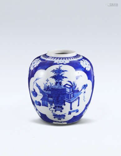清代青花留白开窗博古纹罐(1644-1912)
