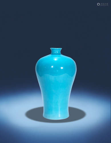 十九世纪孔雀蓝釉梅瓶
