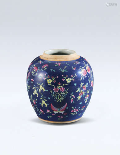 清乾隆蓝釉粉彩花蝶纹罐(1736-1799)