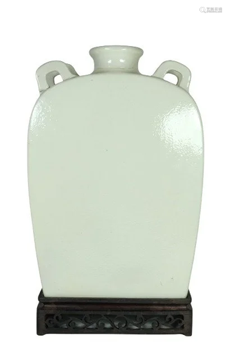 A WHITE PORCELAIN GLAZED VASE