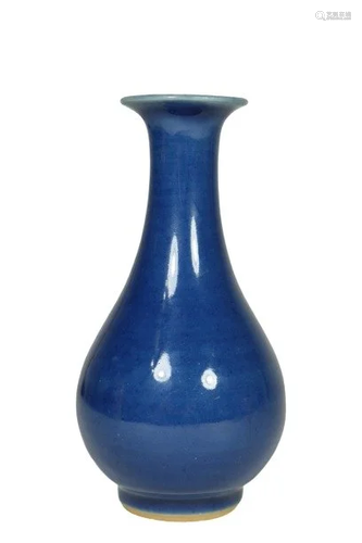 A BLUE-GLAZED CHINESE VASE