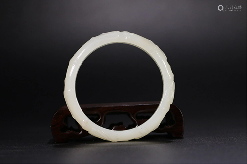 A JADE CARVED BAMBOO-JOINTS BANGLE