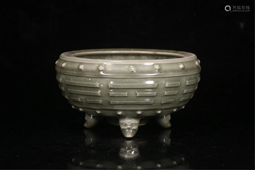 A LONGQUAN TYPE EIGHT TRIGRAMS TRIPOD CENSER