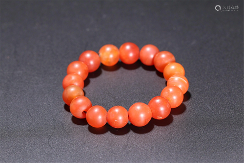 A STRING OF AGATE BEAD BRACELET