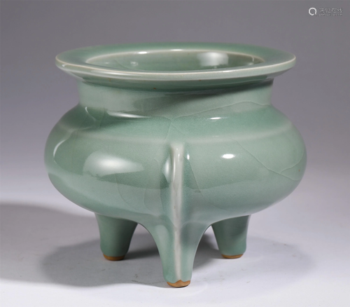 A CELADON GLAZE PORCELAIN TRIPOD CENSER