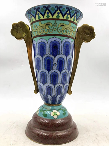 A CLOISONNE ENAMEL TROPHY WITH DOUBLE HANDLES