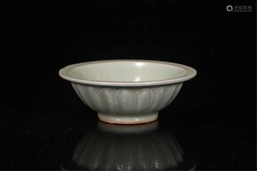 A LONGQUAN TYPE INCISED FISHES PORCELAIN BOWL