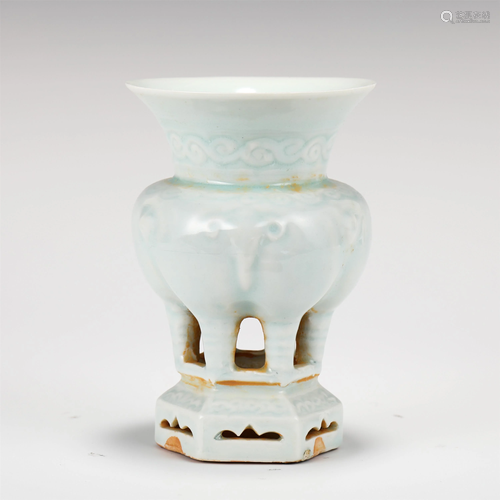 A CELADON GLAZE PORCELAIN CENSER