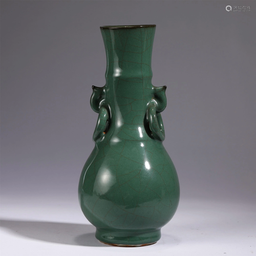 A GREEN GLAZE PORCELAIN VASE WITH DOUBLE HANDLES