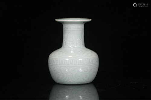 A PEA GREEN GLAZE PORCELAIN VASE