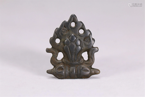 A VAJRA SHAPE PENDANT