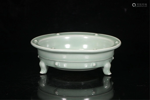 A LONGQUAN TYPE CELADON TRIPOD WASHER