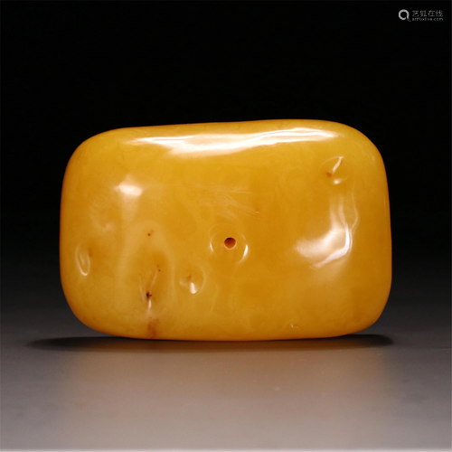 A CLOUDY AMBER DECORATION