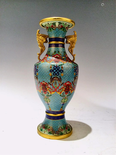 A CLOISONNE ENAMEL VASE WITH DOUBLE HANDLES