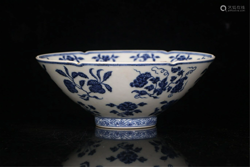 A BLUE AND WHITE FLORAL PORCELAIN BOWL