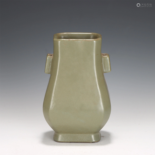 A TEA-DUST GLAZE PORCELAIN ARROW VASE