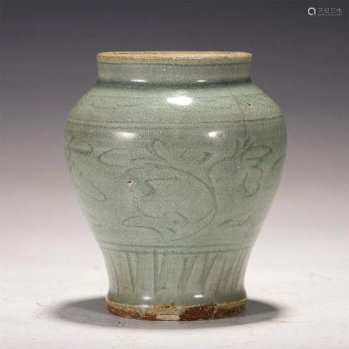 A LONGQUAN TYPE GLAZE PORCELAIN JAR