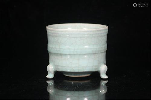 A LONGQUAN TYPE CELADON GLAZE TRIPOD CENSER