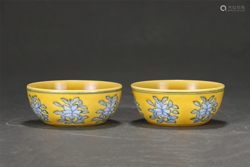 PAIR OF YELLOW GROUND BLUE AND WHITE FLORAL CUPS