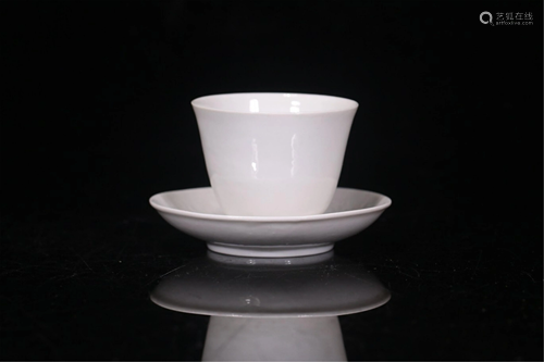 AN INCISE-DECORATED WHITE GLAZE CUP AND SAUCER