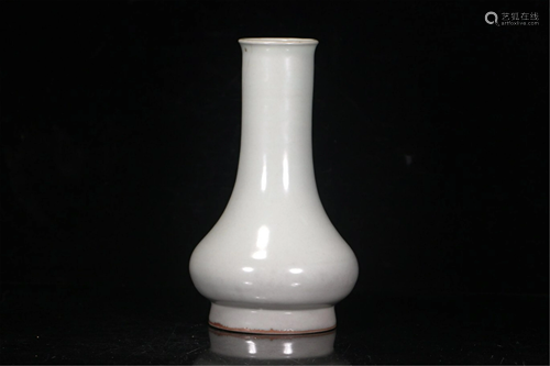 A LONGQUAN TYPE CELADON VASE