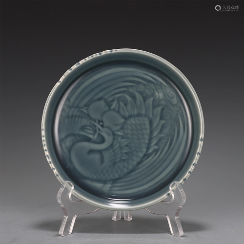 A BLUE GLAZE INCISED CRANE PORCELAIN PLATE