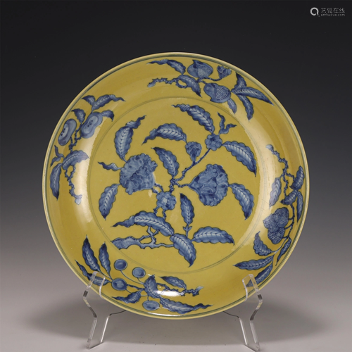 A YELLOW GROUND BLUE AND WHITE PORCELAIN PLATE