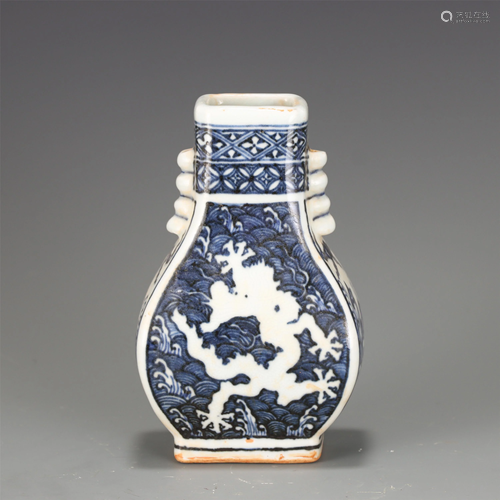 A BLUE AND WHITE DRAGON VASE WITH DOUBLE HANDLES