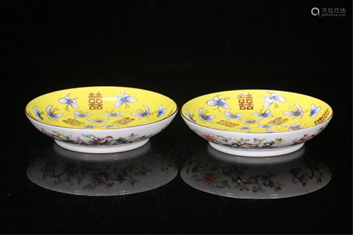 PAIR OF YELLOW GROUND FAMILLE ROSE PORCELAIN PLATES