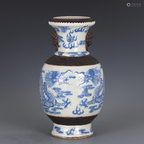 A BLUE AND WHITE DRAGON VASE WITH DOUBLE HANDLES